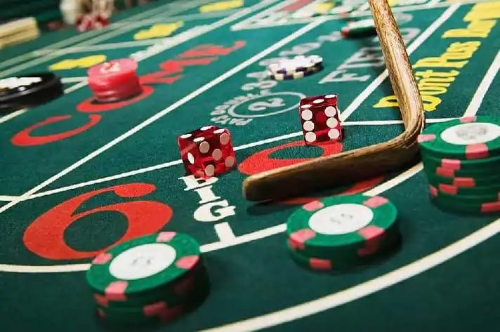Meja Baccarat harum189 dengan dealer langsung menunjukkan kartu Pemain dan Bankir